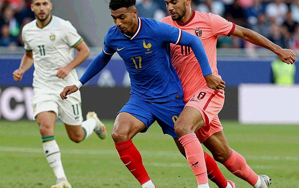 Training Alone, a Contract's Shadow: De Jong, Flick, and Barcelona's Silent Arithmetic