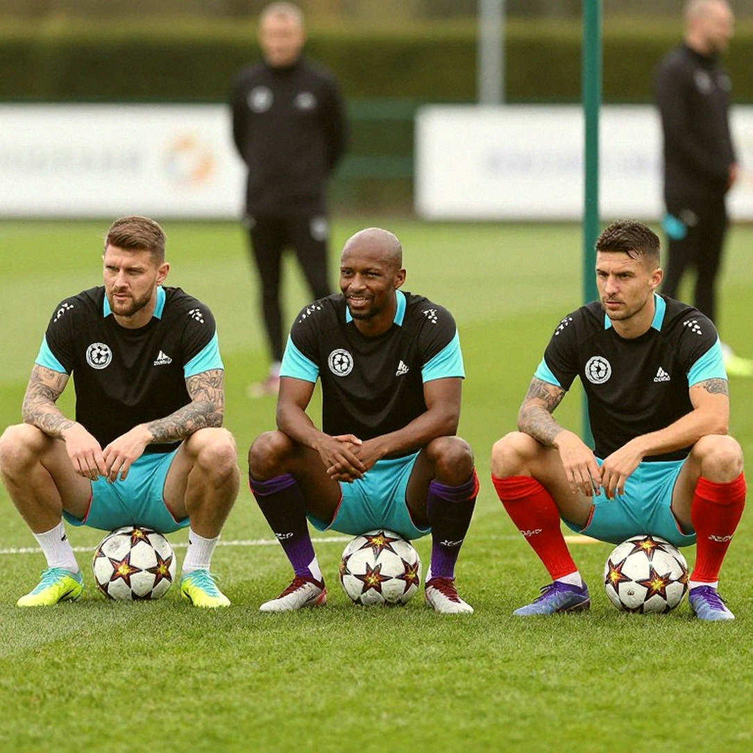 Counting Contracts Before January: De Jong's Threshold, Scott's Leverage and Füllkrug's Stranded Asset